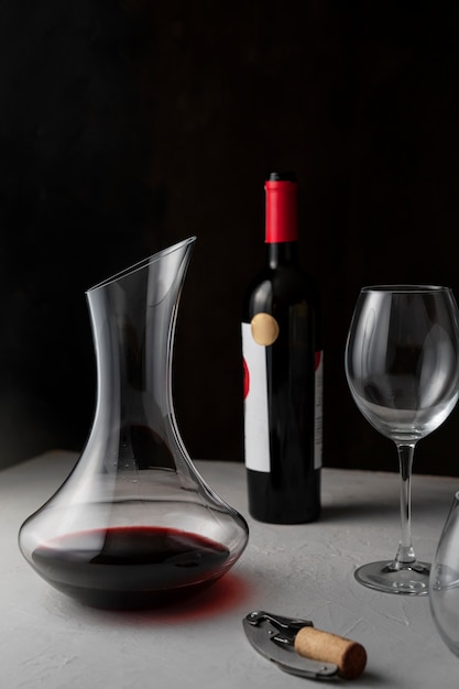 Photo gratuite carafe et verre avec arrangement de vin