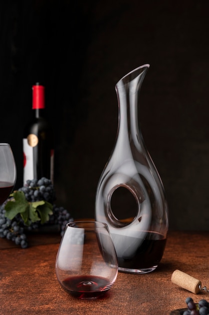 Carafe et verre à vin rouge