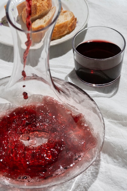 Photo gratuite carafe à vin rouge à angle élevé sur table