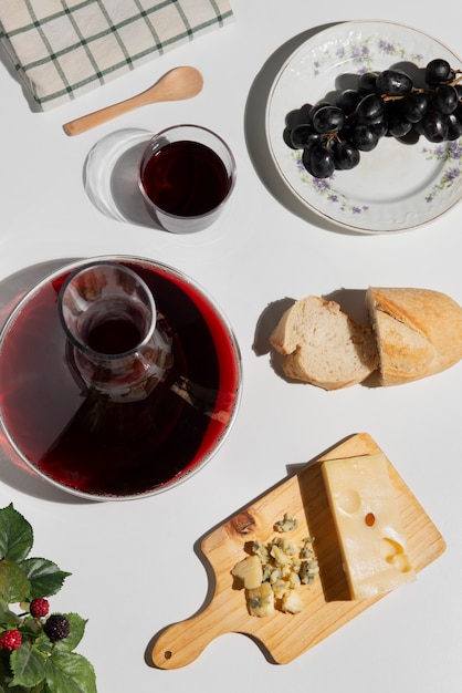 Photo gratuite carafe à vin rouge et raisins sur la vue de dessus de table