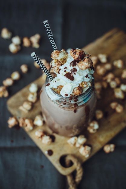 Caramel Popcorn Cacao avec de la crème fouettée Aliments malsains