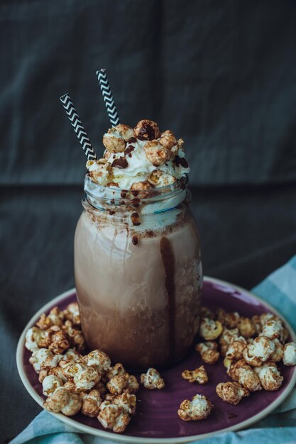 Caramel Popcorn Cacao avec de la crème fouettée Aliments malsains