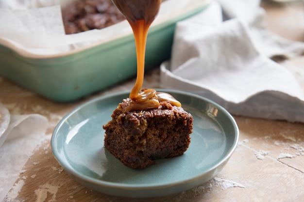 Caramel salé versé sur un morceau de gâteau