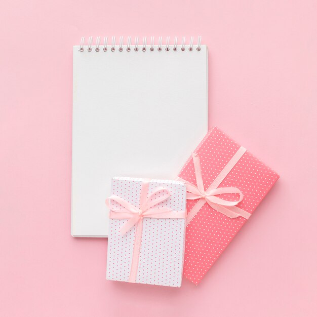 Carnet avec des cadeaux roses