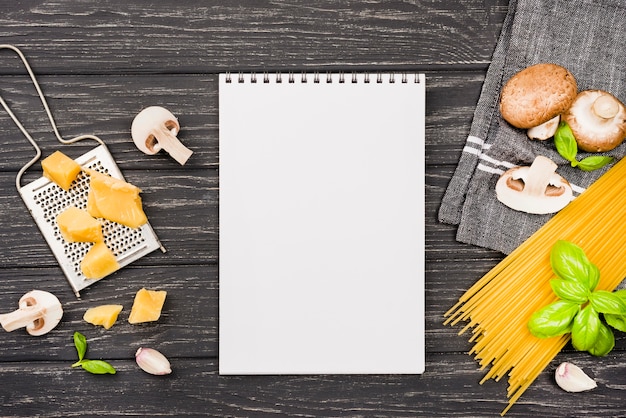 Carnet avec des ingrédients pour les spaghettis aux champignons