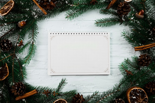 Photo gratuite carnet de notes entre sapins