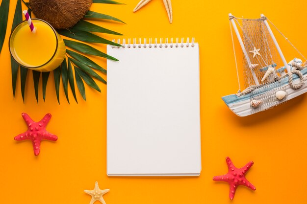 Carnet de notes plat avec concept de vacances