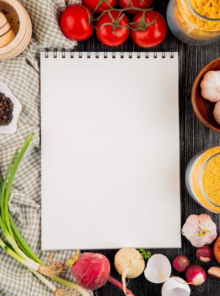 Photo gratuit carnet de notes pour la recette de tomate farfalle à l'ail oignon mortier poivre vue supérieure espace de copie