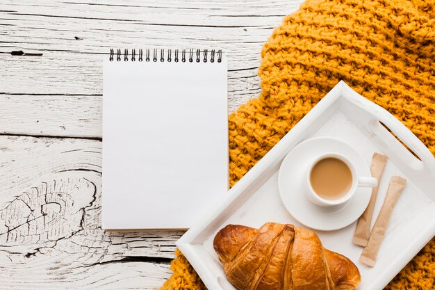 Carnet et plateau avec petit déjeuner