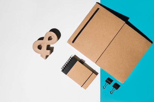 Carnet; symbole esperluette et bloc-notes en spirale sur deux papiers peints
