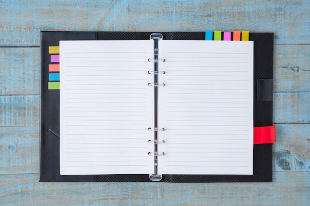 Carnet Sur Table En Bois Bleu