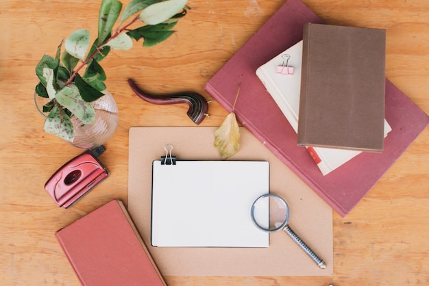 Photo gratuite carnets près de vase avec brindille