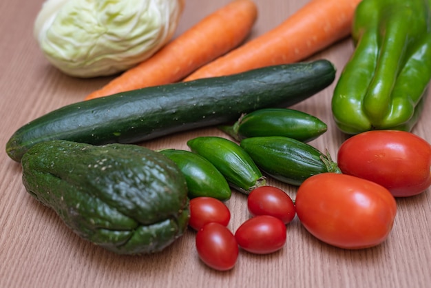 Carotte, chou, concombre, chayotte, tomate et poivrons sur la table