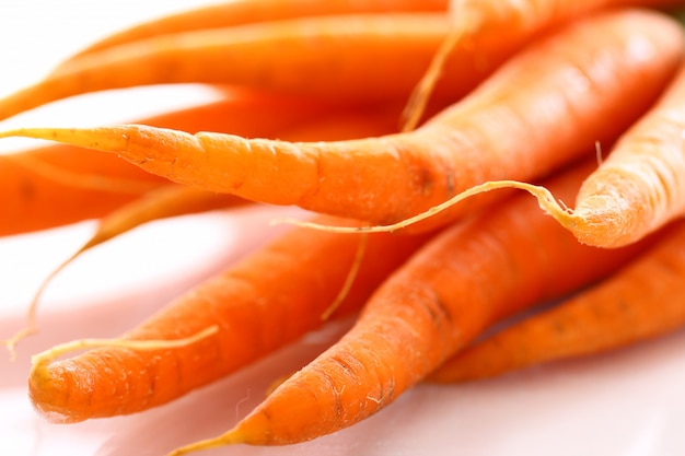 Photo gratuite carotte fraîche sur la table