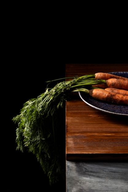 Carottes à angle élevé sur assiette