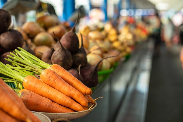 Carottes et betteraves crues sur le comptoir.