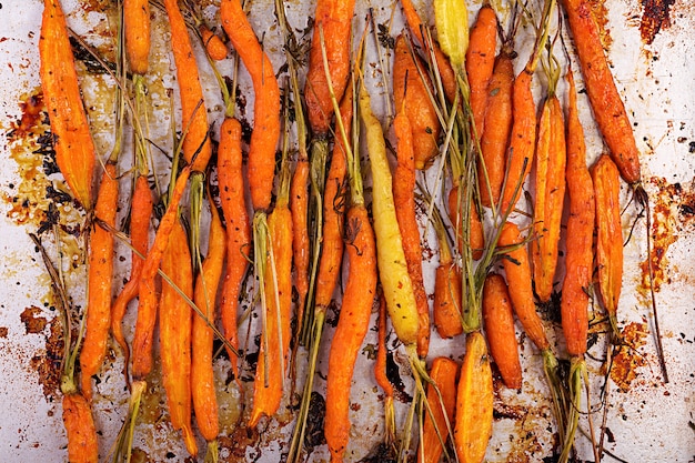 Carottes biologiques au four avec thym, miel et citron