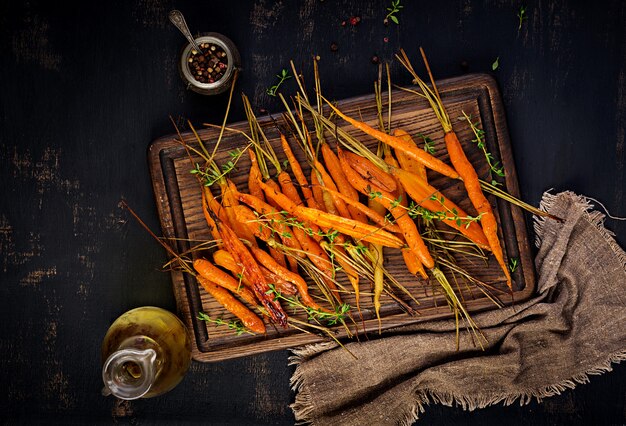 Carottes biologiques au four avec thym, miel et citron