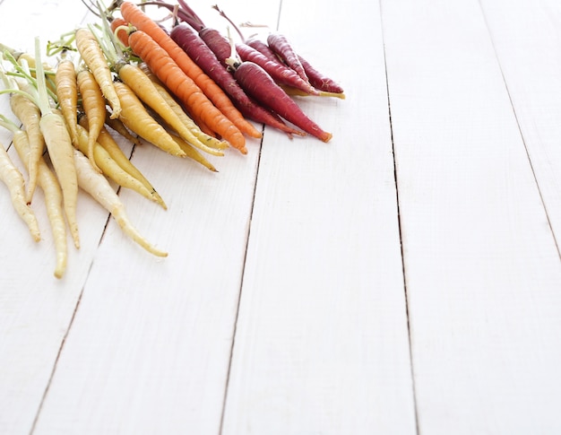 Photo gratuite carottes colorées sur table en bois