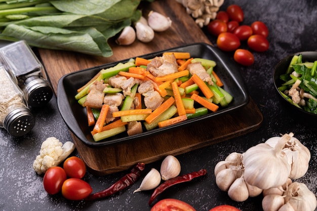 Carottes sautées et concombre avec poitrine de porc.