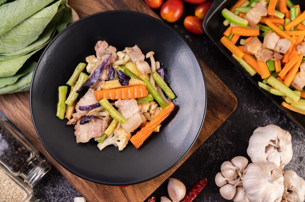 Carottes sautées et concombre avec poitrine de porc.