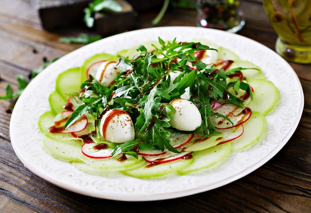 Carpaccio De Radis Avec Roquette, Mozzarella Et Sauce Balsamique. Nourriture Saine. Salade Daikon.