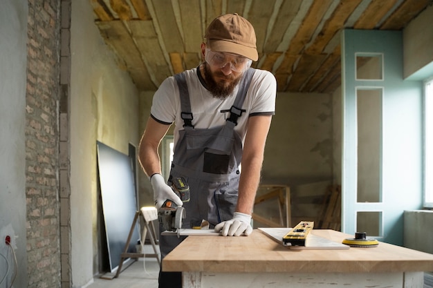 Carreleur travaillant sur la rénovation d'un appartement