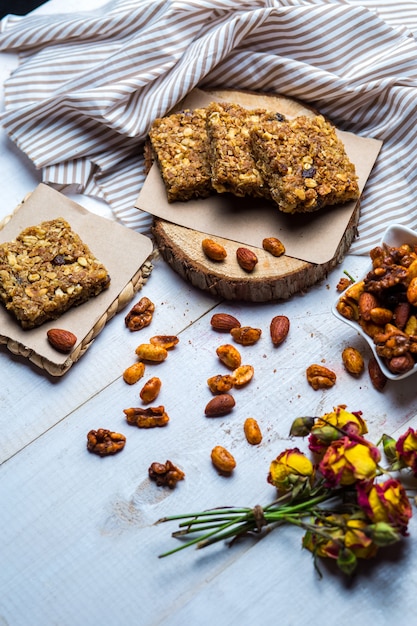 Carrés De Granola Servis Avec Amande, Noix Et Pistache