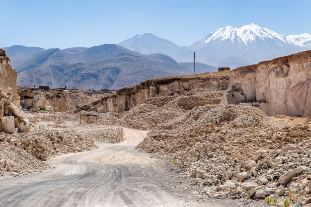 Carrière de pierre dans les montagnes du Pérou