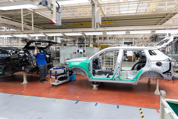 Les carrosseries sont sur la chaîne de montage Usine de production de voitures Industrie automobile moderne Une voiture en cours de vérification avant d'être peinte dans une entreprise de haute technologie