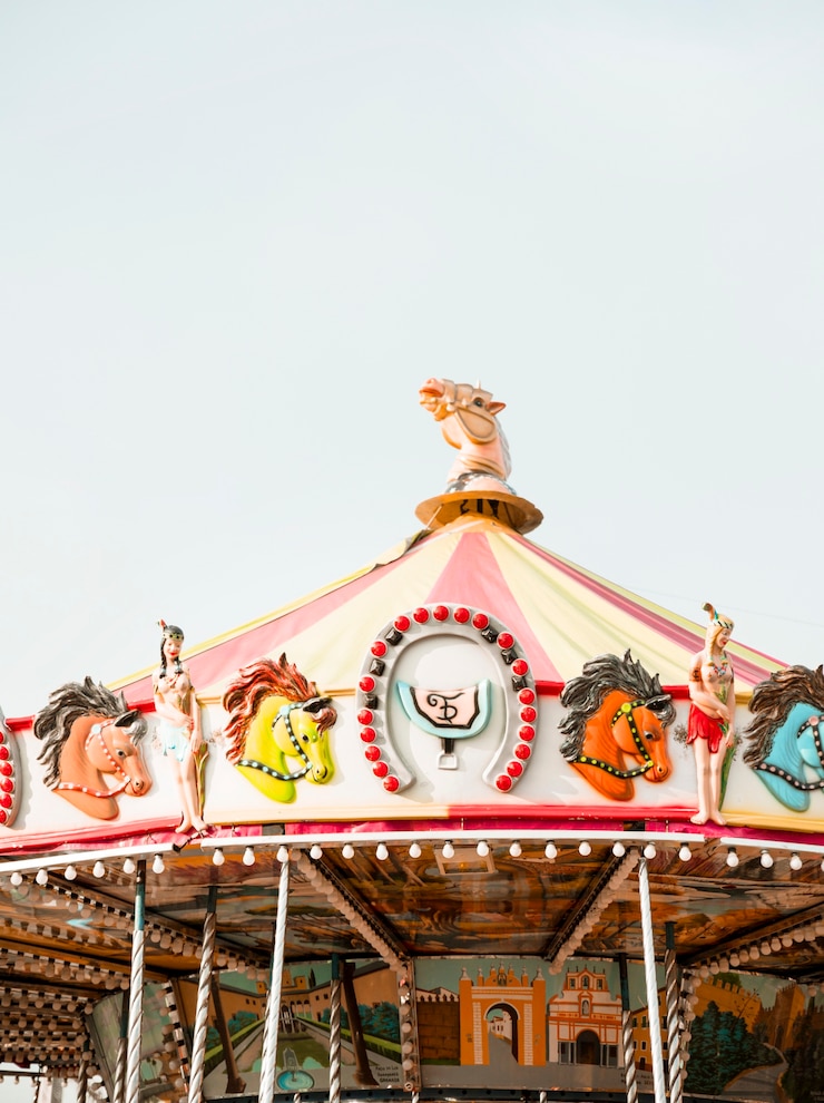 Photo gratuit carrousel au parc d&#39;attractions dans le ciel