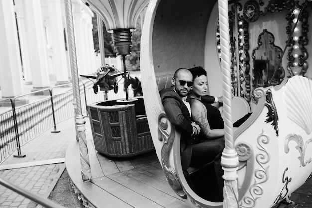 carrousel date femme parc amoureux