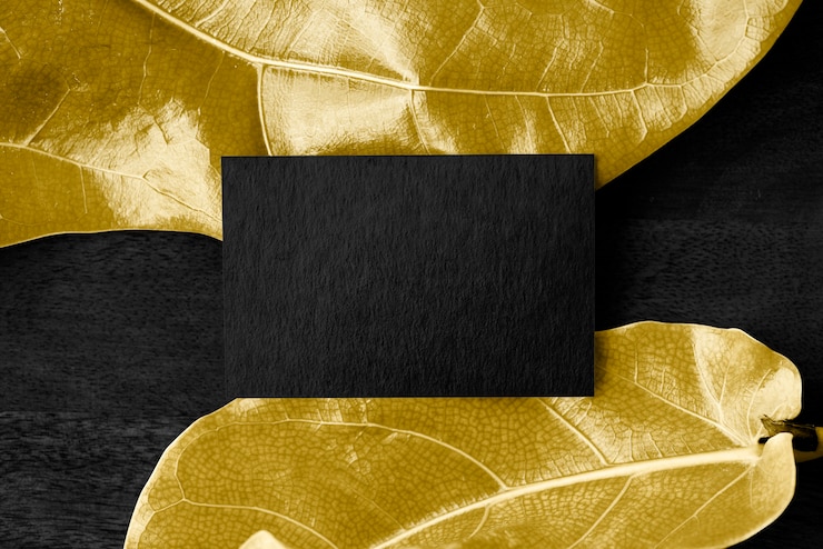 Photo gratuit carte d'anniversaire vierge sur des feuilles d'or