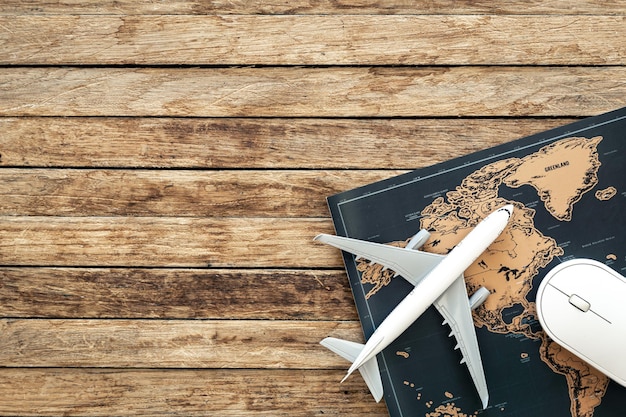 Photo gratuite carte de l'avion et souris d'ordinateur sur un fond en bois vue supérieure