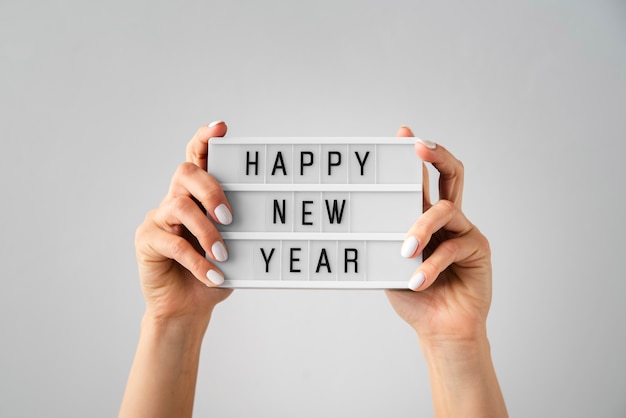 Carte de bonne année se tenant dans les mains