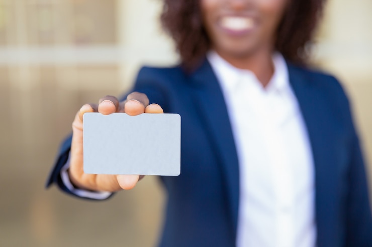 Photo gratuit carte de crédit montrant une femme d'affaires