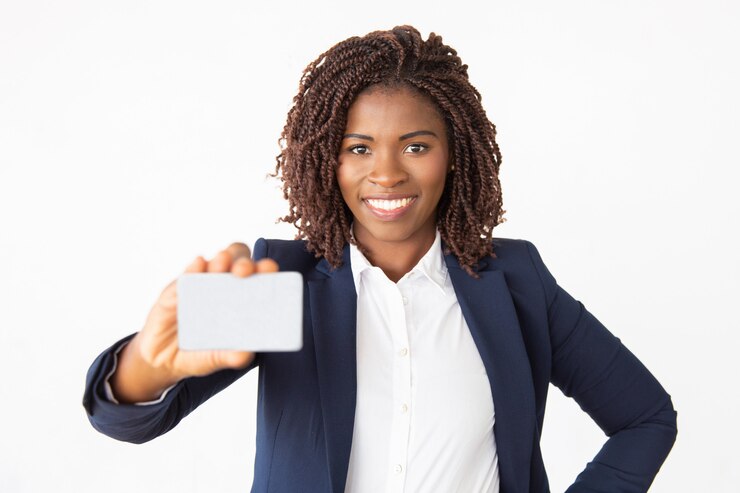Photo gratuit carte de crédit publicitaire banquier confiant heureux