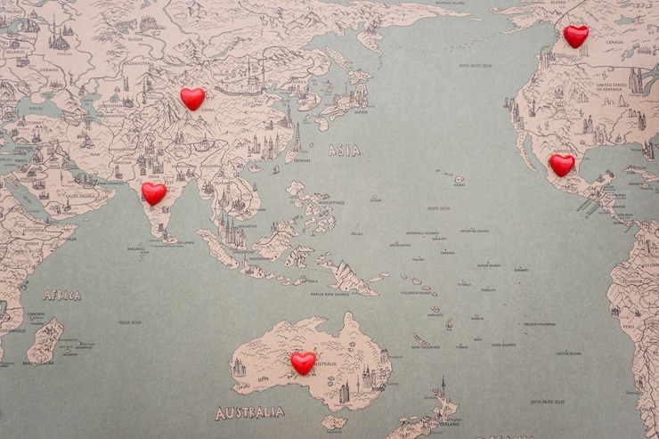 Photo gratuit carte du monde de fond avec des coeurs rouges décoratifs