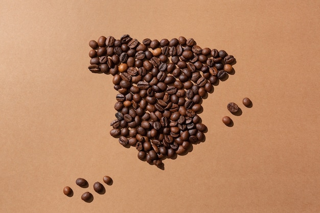 Carte de l'Espagne faite avec des grains de café sur une surface brune