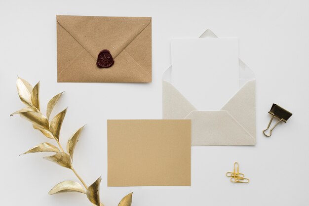 Carte d'invitation de mariage dans une enveloppe