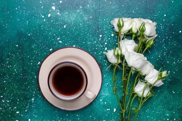 Photo gratuite carte de la journée de la femme du 8 mars avec des fleurs blanches, des bonbons et une tasse de thé