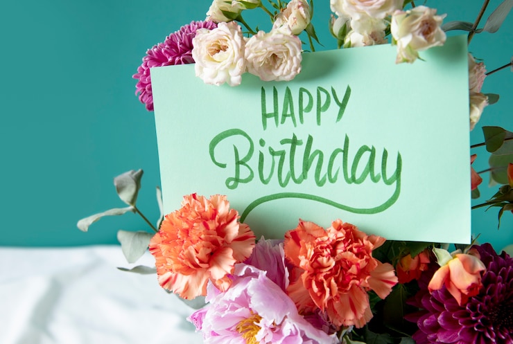 Photo gratuit carte de joyeux anniversaire avec assortiment de fleurs
