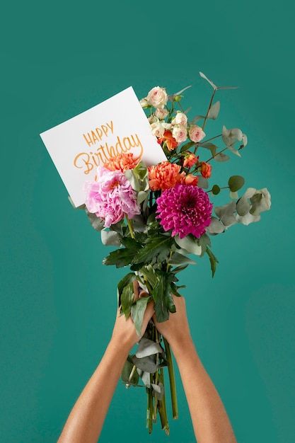 Carte de joyeux anniversaire avec assortiment de fleurs