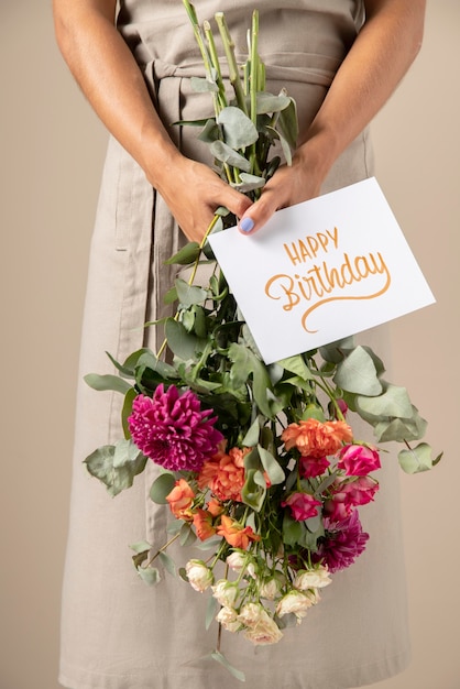 Carte de joyeux anniversaire avec assortiment de fleurs