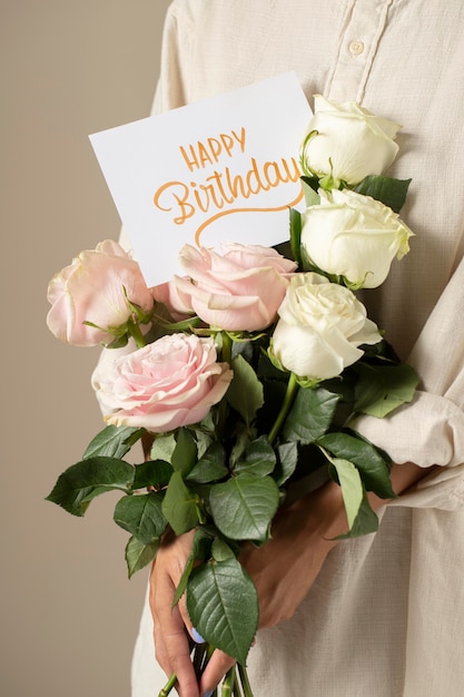 Photo gratuite carte de joyeux anniversaire avec composition florale