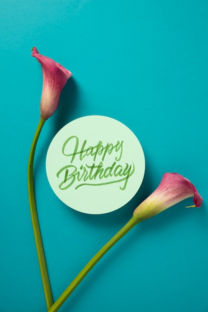 Photo gratuite carte de joyeux anniversaire avec composition florale