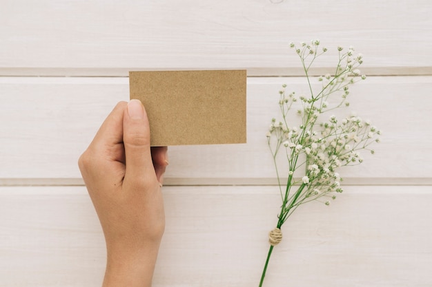 Carte à main et bouquet de mariage