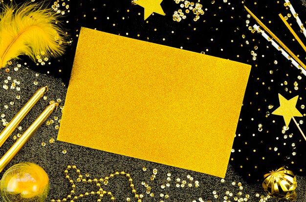 Carte de maquette d'espace de copie jaune avec des étincelles et des paillettes