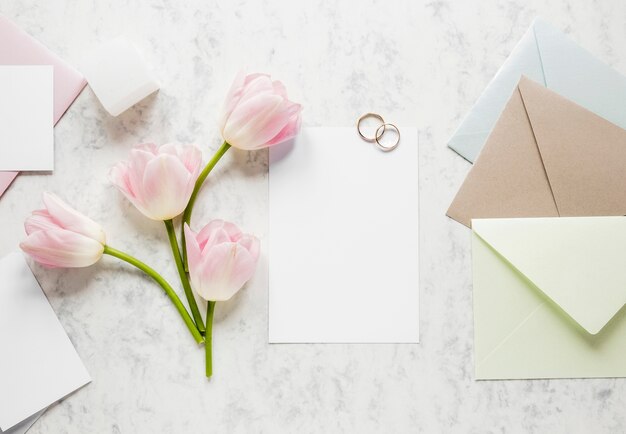 Carte de mariage élégante et fleurs