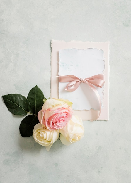 Photo gratuite carte de mariage élégante et ornement floral